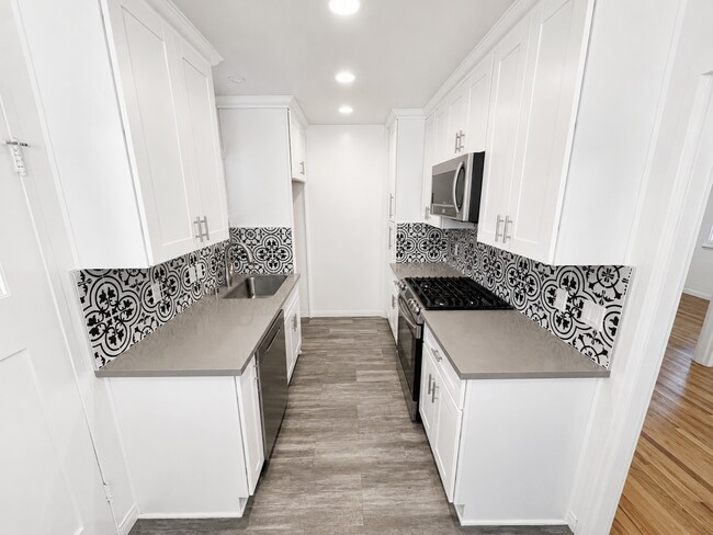 Building Photo - Completely Remodeled Spanish Style Midtown Apartment! Air Conditioning!