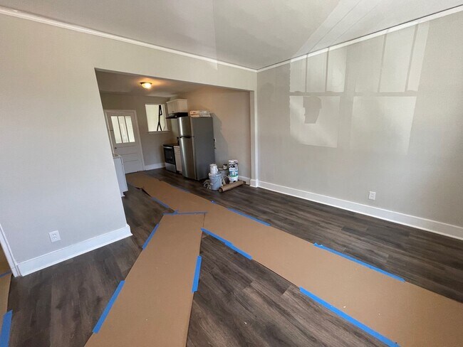 Building Photo - Woodlawn Duplex Apartment 2 Bedroom 1 Bath