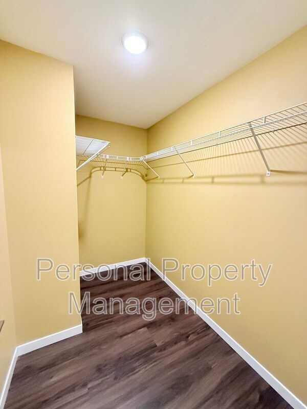 Building Photo - 5711 NE 74th Ct