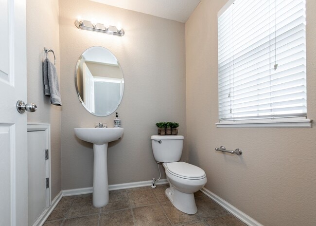 Building Photo - Charming 3 Bed, 2.5 bath in Northgate in D20