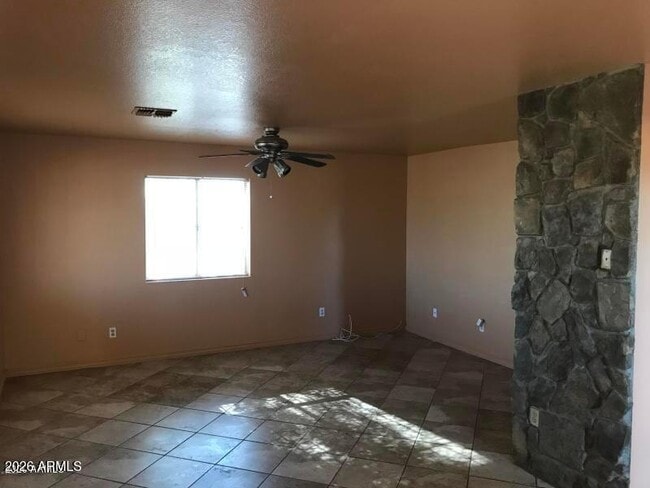 Building Photo - 710 W 11th St