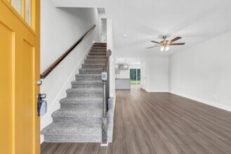 Building Photo - 201 W Point Dr