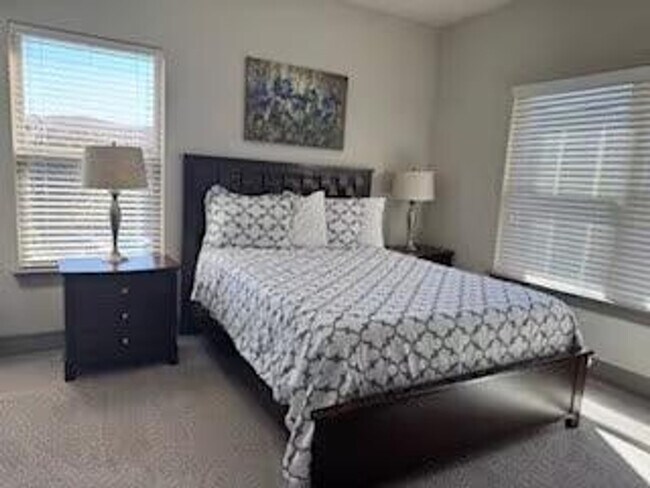 Building Photo - 300 Venue Wy