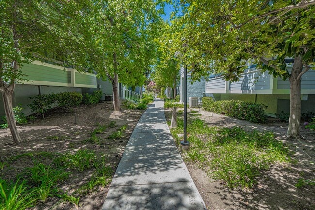 Building Photo - COMING SOON! 3 Bedroom Condo for rent in C...