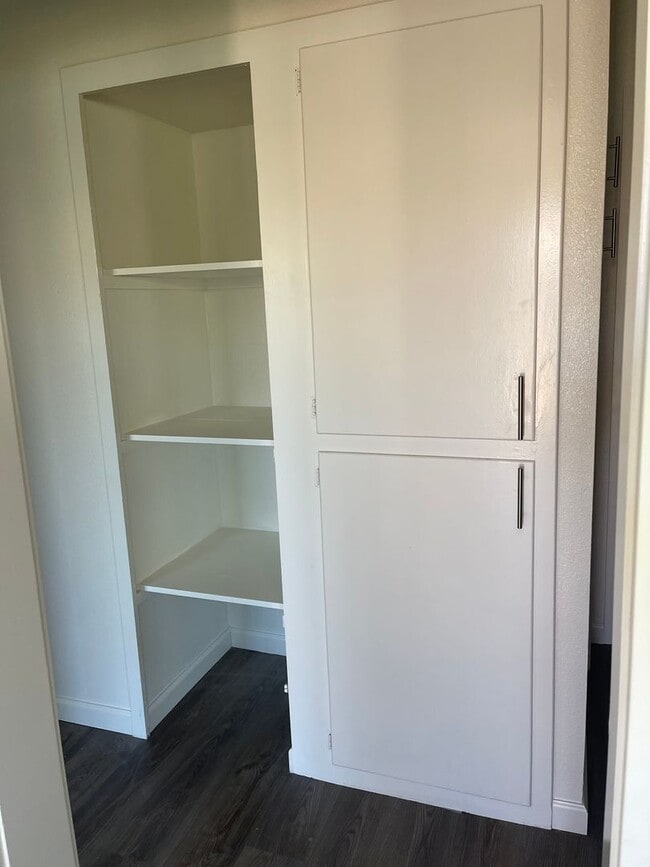 Building Photo - G43100E