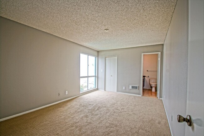 Building Photo - 2BR/2BA Condo with Stunning Ocean Views & ...