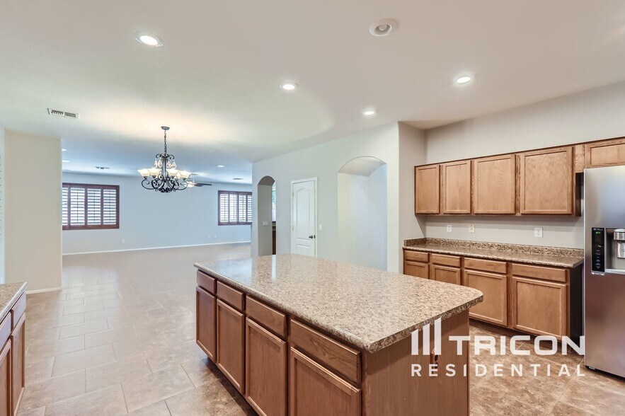 Building Photo - 40781 W Robbins Dr