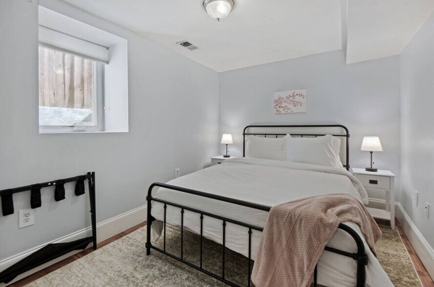 Building Photo - 441 12th St NE