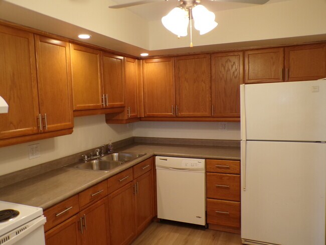 Building Photo - 809 S Dwyer Ave