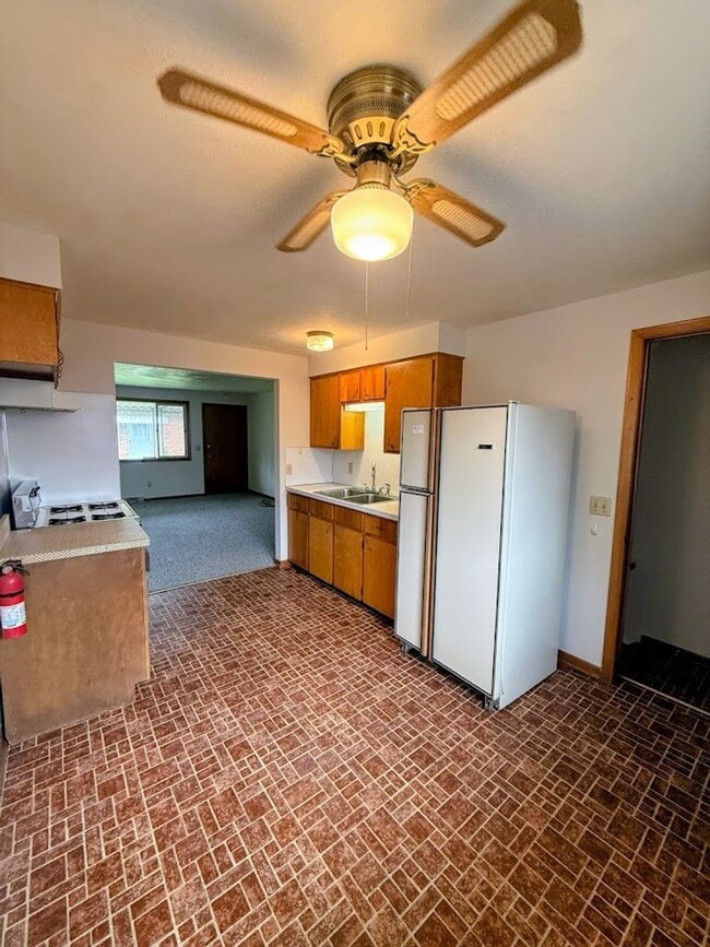 Building Photo - Two-bedroom one bathroom 1st level apartment for rent