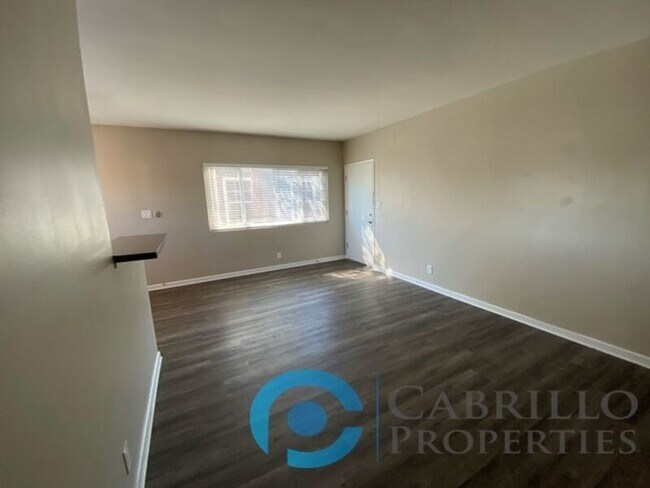 Building Photo - 4774 Mansfield St