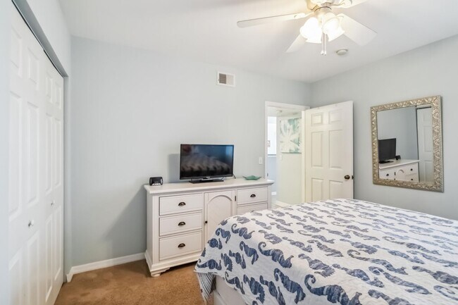 Building Photo - Beautiful turnkey ready 2/2 unit available now for short-term rental