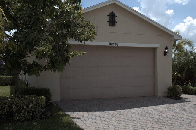 Primary Photo - 10298 SW Silverberry Ct