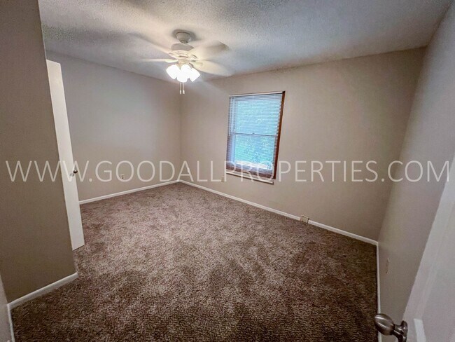 Building Photo - 4 Bedroom 2 Bathroom Home in Altoona