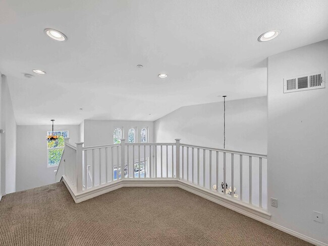 Building Photo - Spacious 2B/2.5BA Tri-Level Townhouse w/ 2...