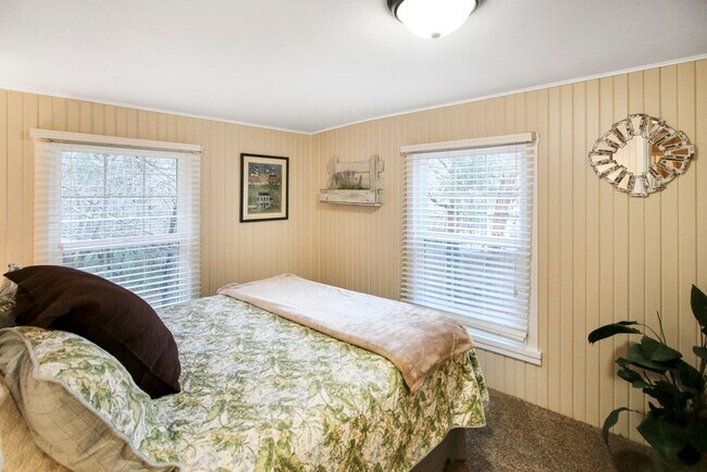 Building Photo - Daisy Creek Cottage: Fully Furnished 2bd/1ba, Fenced Yard, Utility Fee $300