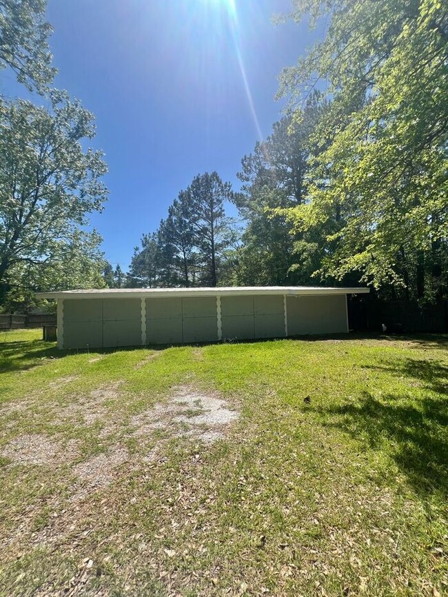 Building Photo - Freshly paint! No Carpet! Barn/Garage! Fir...