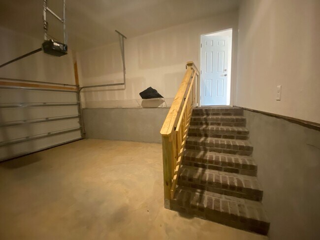 Building Photo - Efficient 4BR Living with Fenced Yard & Convenient Access