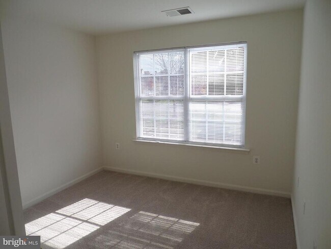 Building Photo - 836 Linfield Terrace NE