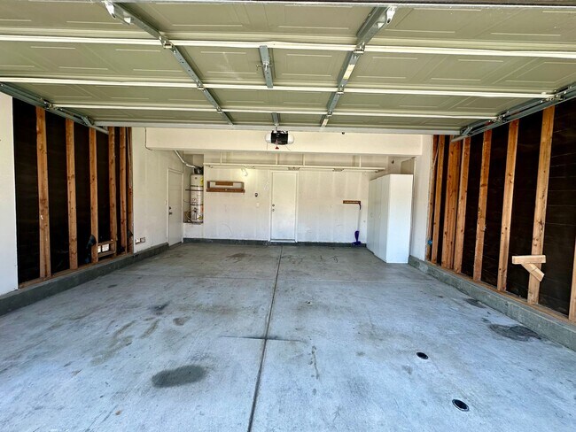 Building Photo - Large 3 bedroom home with loft and large b...