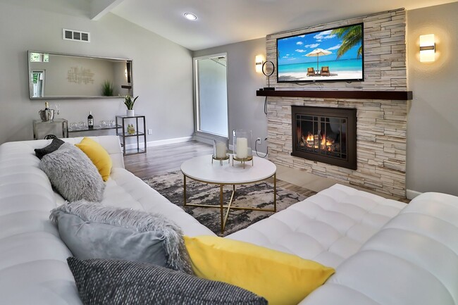 Building Photo - GORGEOUS REMODELED HOME WALKING DISTANCE T...