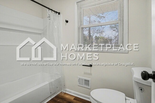 Building Photo - 507 Roxbury Dr