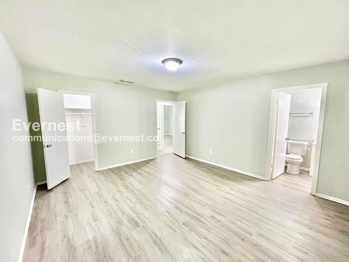Building Photo - 415 Southlake Dr