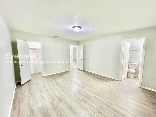 Building Photo - Limited Time Special Offer / 3 Bed, 2 Bath Home with Garage / Pet-Friendly / Available Now!
