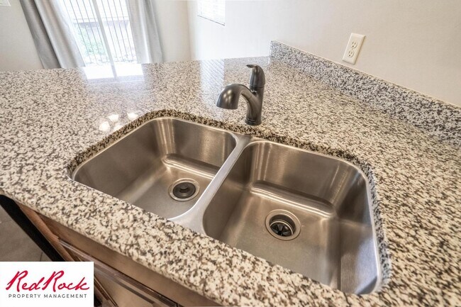 Building Photo - Cozy Townhome with Community Pool