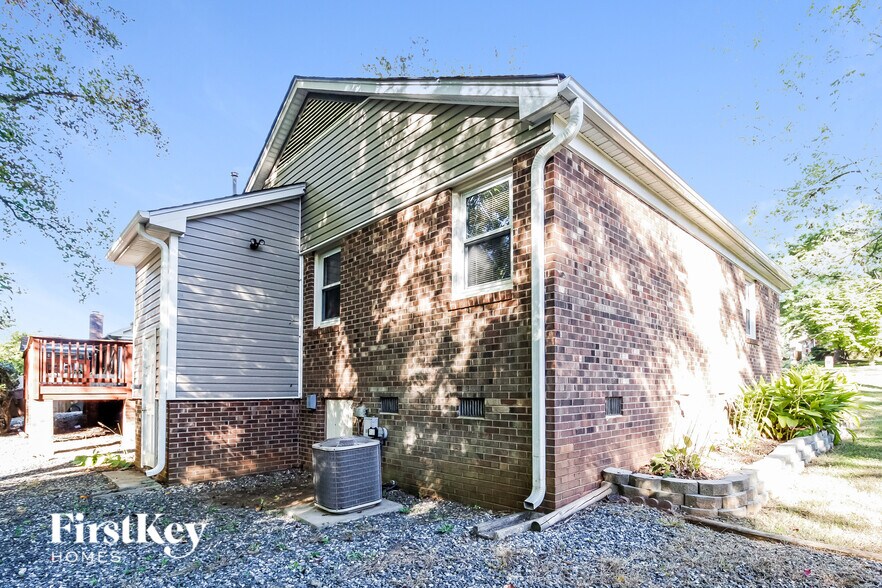 Building Photo - 4923 Shady Pine Dr