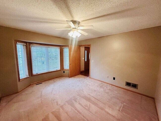 Building Photo - Stunning 6-Bedroom Corner-Lot Home w/ Luxury Finishes & Entertainer’s Layout