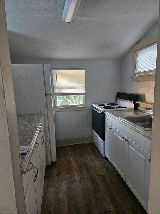 Building Photo - (FIRST MONTH FREE RENT) 1 BEDROOM 1 BATH  LOCATED IN DAYTONA BEACH