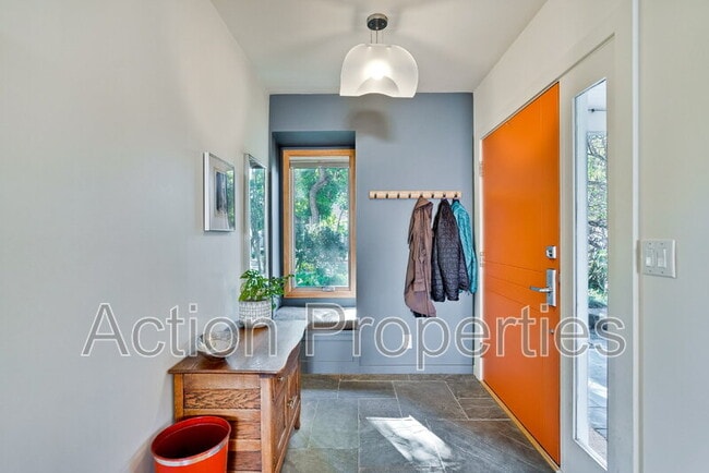 Building Photo - 360 Velarde St