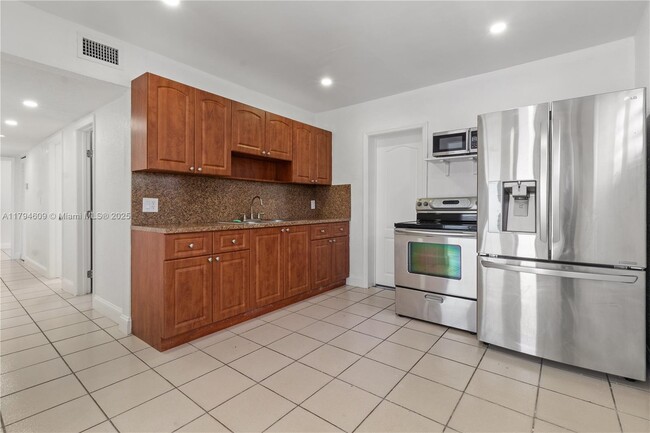Building Photo - 33 E 60th St