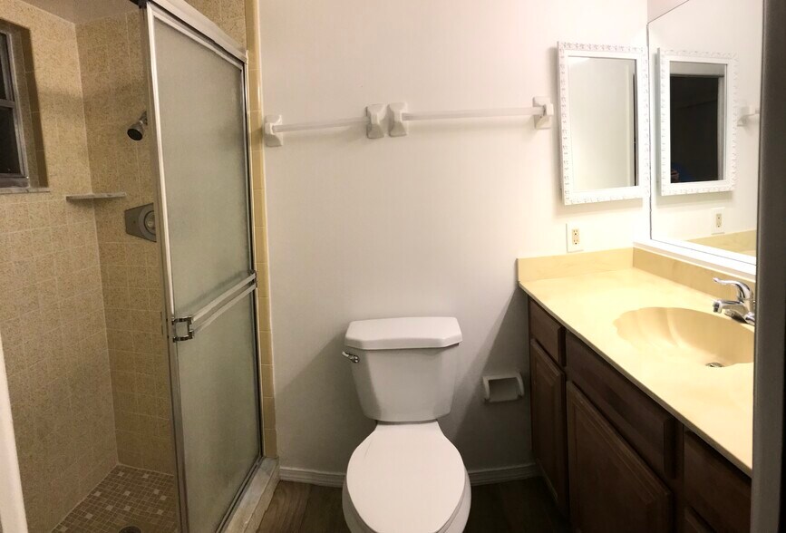 Building Photo - 3119 Riverside Dr