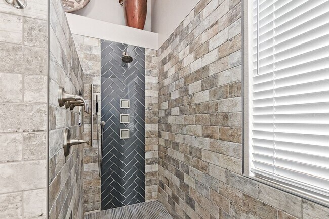 Building Photo - Gorgeous Winter Retreat - Fully Furnished