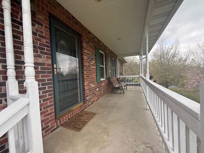 Building Photo - Spacious 5 Bedroom Home in a Peaceful Country Setting