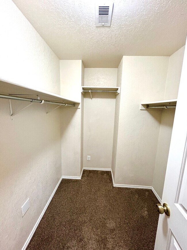 Building Photo - *MOVE IN SPECIAL* Move-In Ready | Washer & Dryer Included + Google Fiber Located Near UTSA!