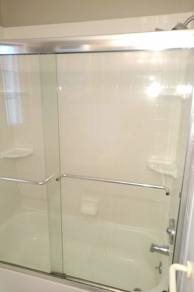 Bathroom - 712 Graefield Ct