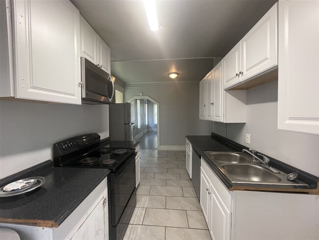 Building Photo - 2 br 1 bath duplex unit for lease | Shreve...