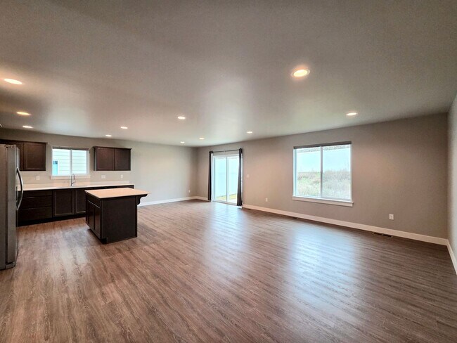 Building Photo - Single Family Home w/ Private Yard + Garage – Available Now!