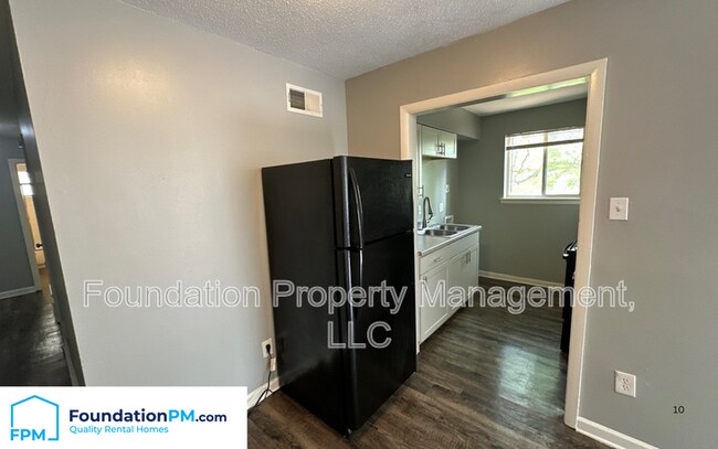 Building Photo - 1587 Cherry Rd