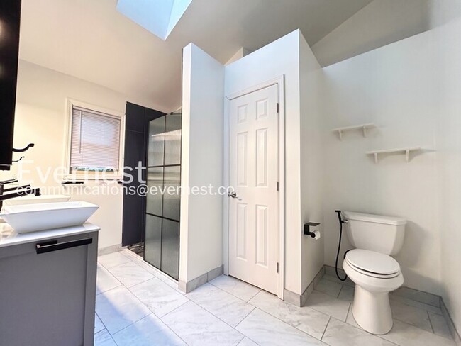 Building Photo - Beautiful 4 Bed/3 Bath Home with 3 Car Garage / Available Now!
