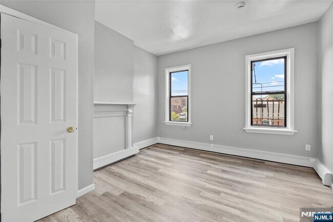 Building Photo - 9 E Monroe St