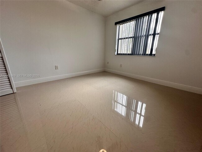 Building Photo - 10425 SW 112th Ave