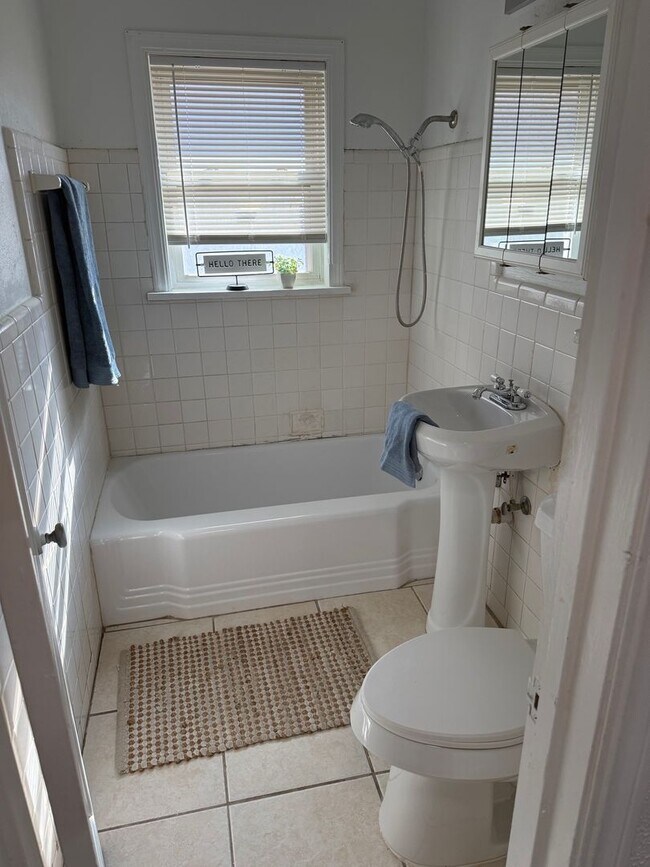 Building Photo - 2 bed 2 bad!  New paint, new flooring, new range, fenced yard!