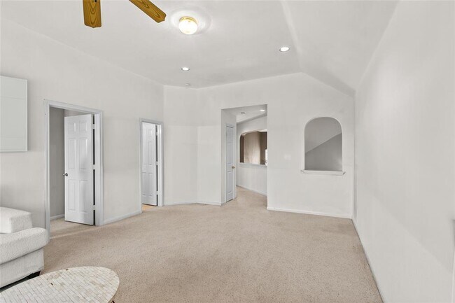 Building Photo - 5950 Mesa Verde Cir