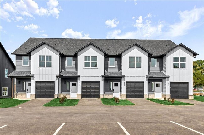 Building Photo - 547 W Pickens Rd