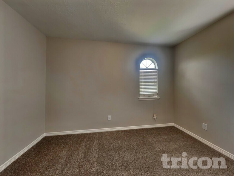 Building Photo - 10834 Golden Sunshine Dr