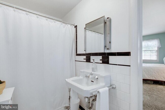 Building Photo - 5113 N Charles St